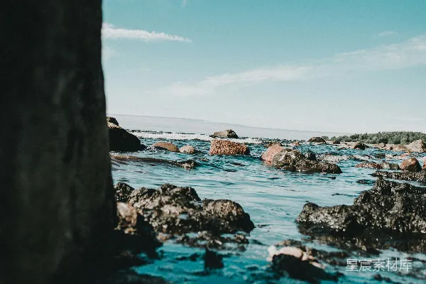 高清摄影 海岸线上的岩石地貌在白天