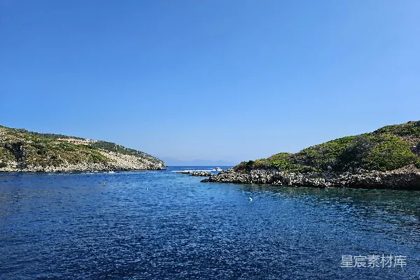 高清摄影 一片大水域，背景中有一座小岛。