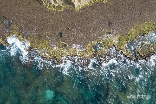 高清摄影 海滩上的鸟瞰图，海浪拍打着沙滩。