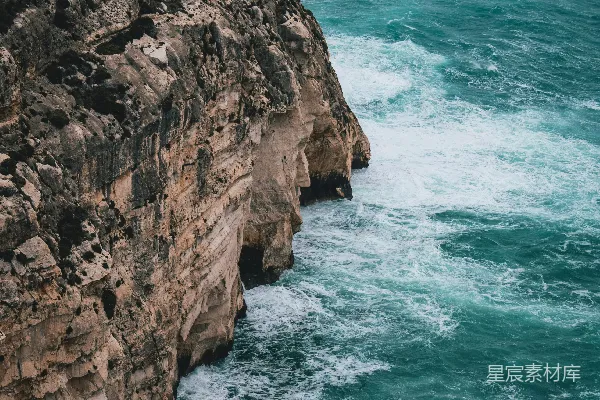 高清摄影 在海边的一块岩石峭壁