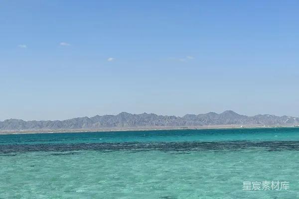 高清摄影 一艘船漂浮在一大片水域上。
