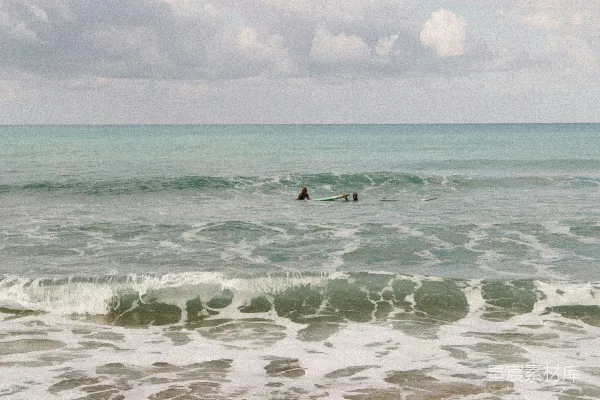 高清摄影 一个人在海浪上骑着冲浪板。