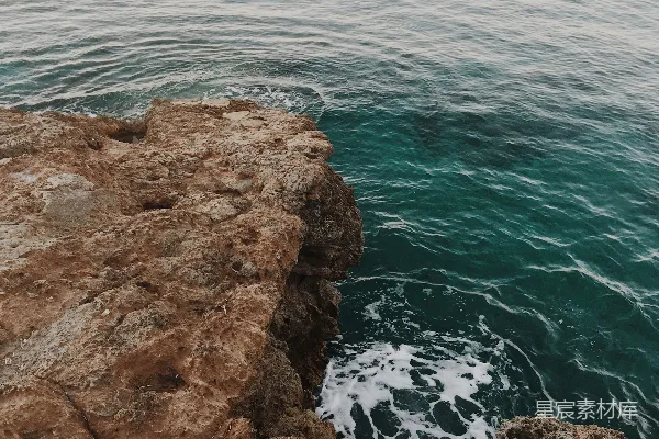 高清摄影 站在悬崖边俯瞰海洋的人
