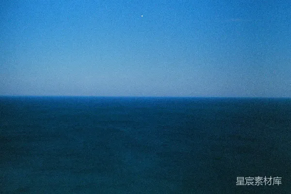 高清摄影 一片开阔的海与晴朗的天空。