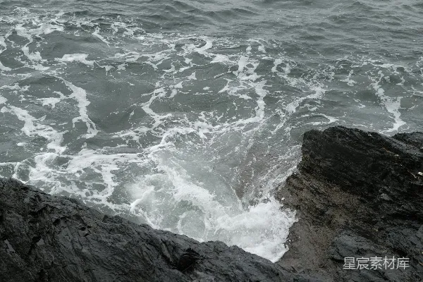 高清摄影 海浪拍打着岩石