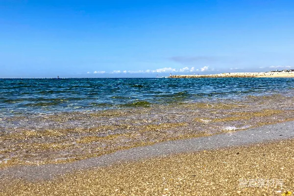 高清摄影 蓝天下的蓝色大海在白天。