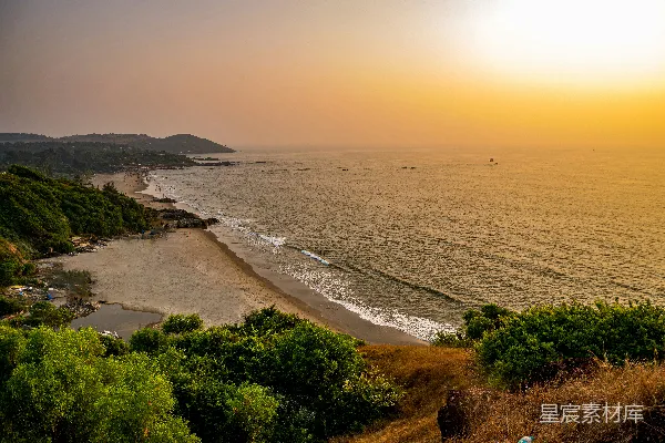 高清摄影 夕阳正映照在海洋之上，海滩上一片宁静。