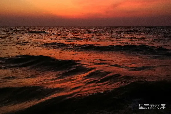 高清摄影 夕阳照耀下的水面波涛汹涌。