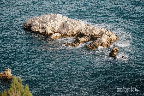 高清摄影 一块岩石在水体中间露出水面。