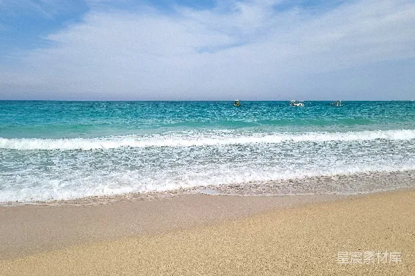 高清摄影 一个沙滩，海浪拍打着岸边。