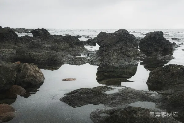 高清摄影 岩石海滩，海浪拍打着