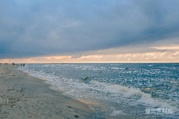 高清摄影 白天海浪拍打岸边的景象