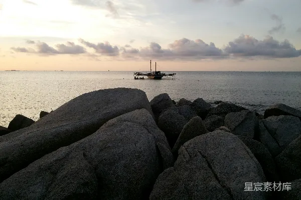 高清摄影 一艘停在水中的船