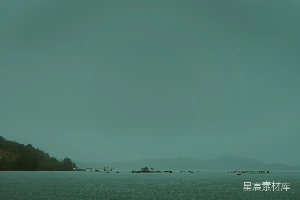 高清摄影 平静的海面，远处的岛屿在湛蓝的天空下