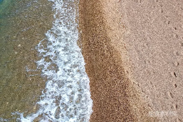 高清摄影 一个沙滩上波浪翻滚。
