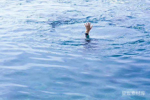 高清摄影 一个人在水体中游泳