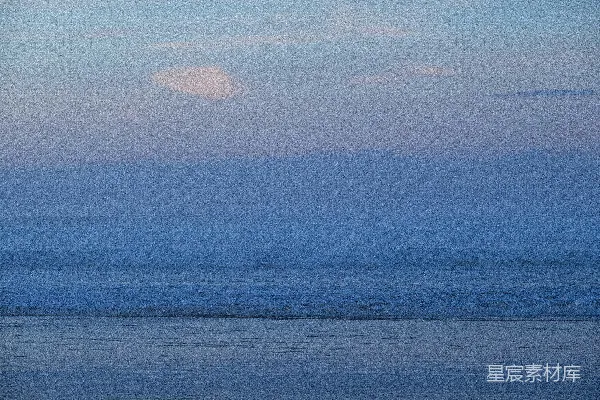 高清摄影 在海洋中，一个人正骑着冲浪板冲浪。