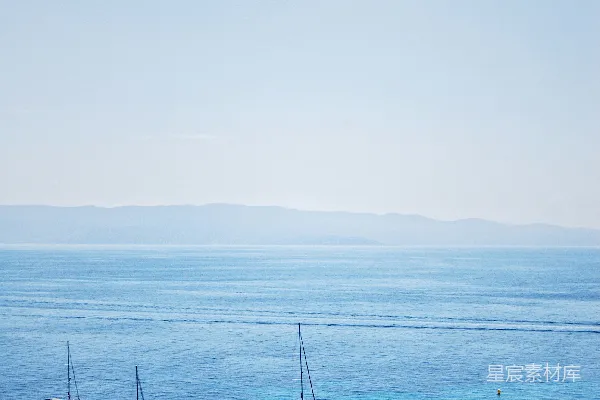 高清摄影 一群船漂浮在大片水面上。