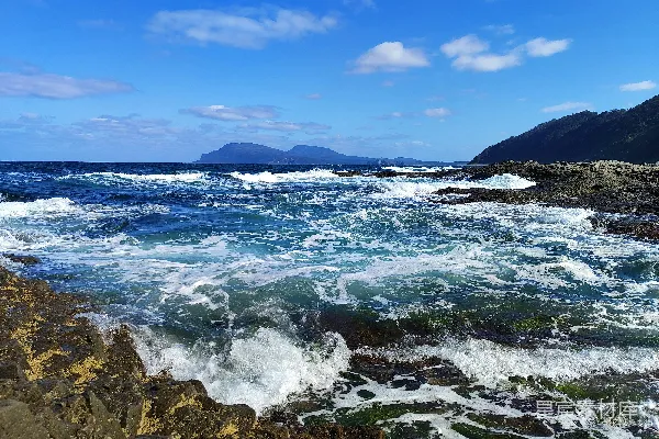 高清摄影 一片被岩石海岸环绕的水域
