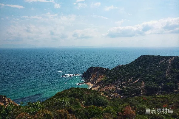 高清摄影 青山绿水，棕色的山峦，碧海蓝天，白云飘浮，白天景色。