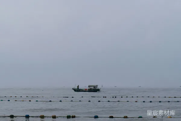 高清摄影 一艘船在水中