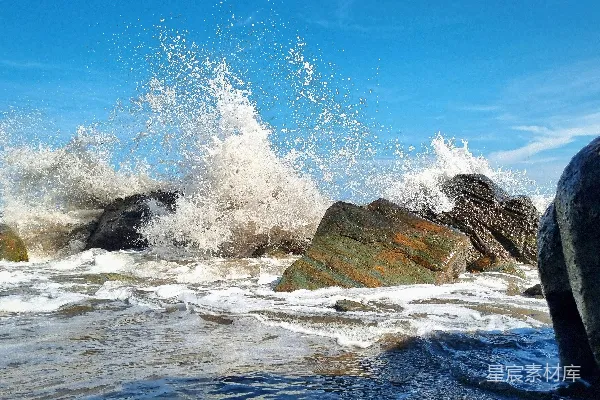 高清摄影 海浪拍打着岩石。
