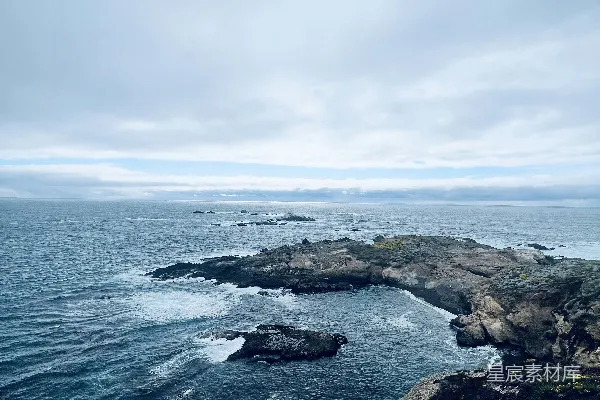 高清摄影 一片被岩石岸环绕的水域