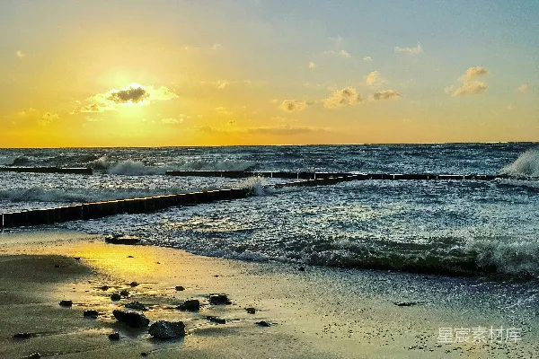 高清摄影 海浪在夕阳下拍打着海岸。