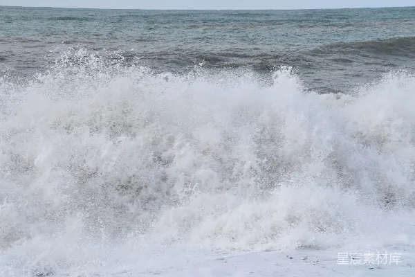 高清摄影 冲浪拍打的海浪，带着白色的泡沫和飞溅的水花