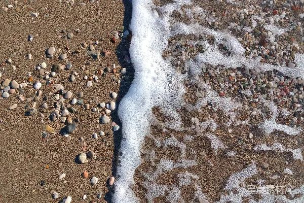 高清摄影 海滩的特写，海浪正朝岸边涌来。