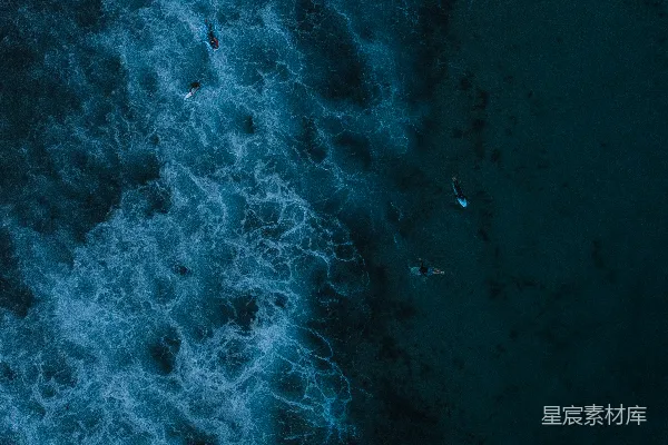 高清摄影 人在海里游泳