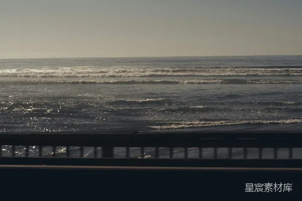 高清摄影 白天海浪拍打着沙滩的场景