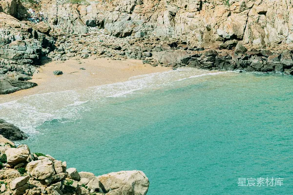 高清摄影 一块岩石海岸附近的水域
