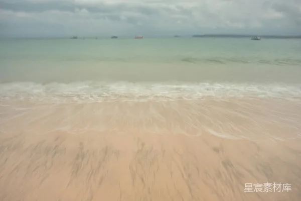 高清摄影 模糊的照片，海滩上有船只在水中。