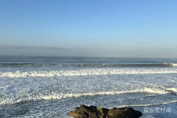 高清摄影 海浪拍打着岩石海岸线。