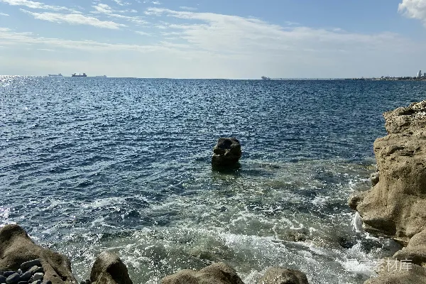 高清摄影 前景中有岩石的水域
