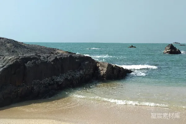 高清摄影 白天海浪拍打海岸的景象