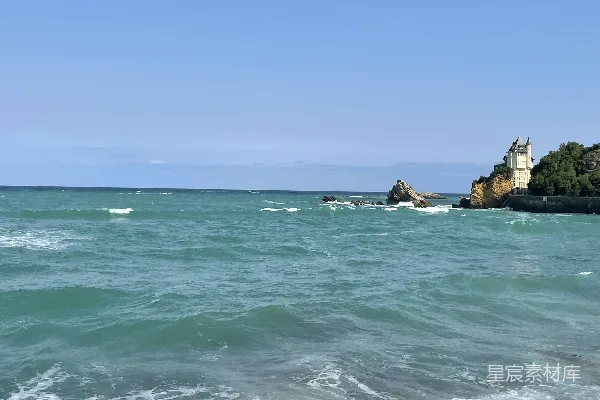 高清摄影 一片水域，岸边有一座城堡