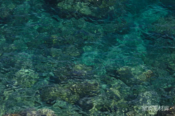 高清摄影 一个岩石海滩，清澈的蓝水