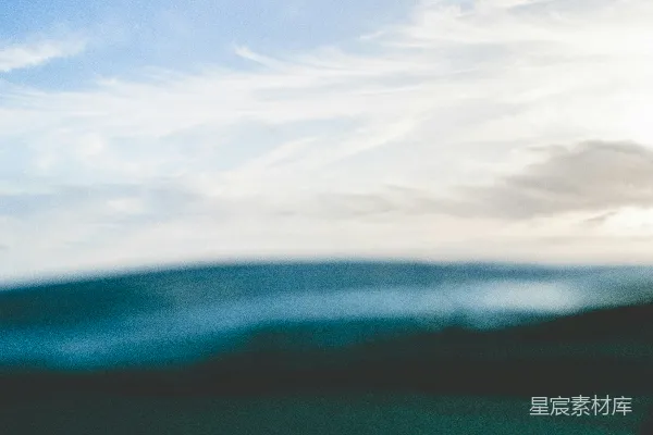 高清摄影 模糊的天空和水面照片