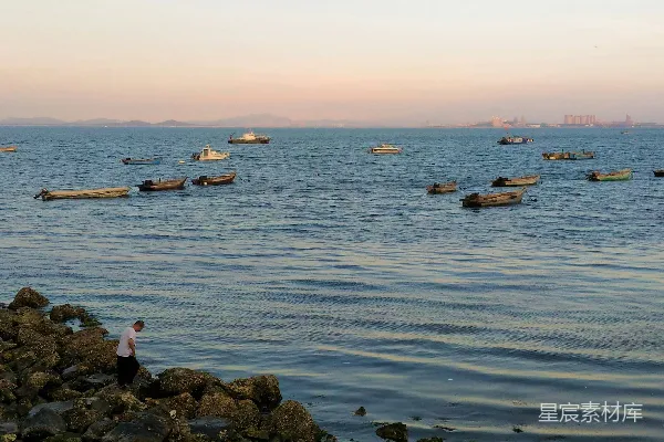 高清摄影 一群船漂浮在一大片水域上