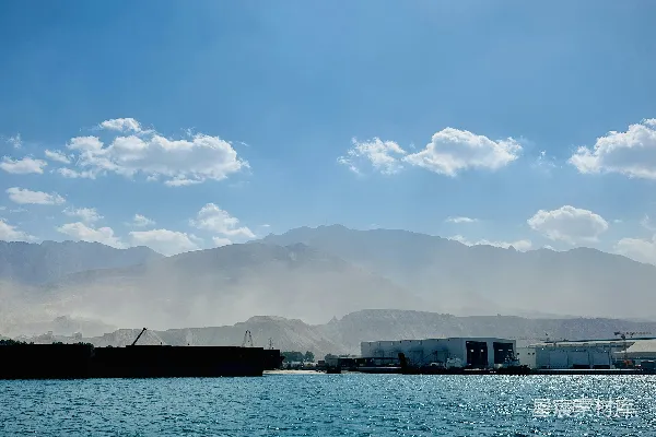 高清摄影 一片广阔的水域，背景中有山脉。