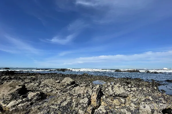 高清摄影 岩石海滩，有水和蓝天。