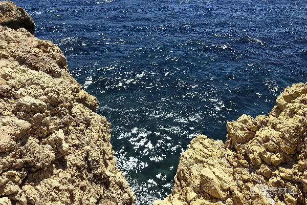高清摄影 从悬崖上俯瞰一片水域的景象