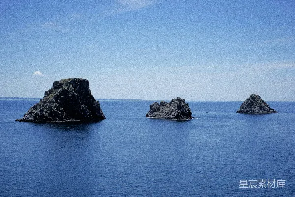高清摄影 三座岩石山在白天
