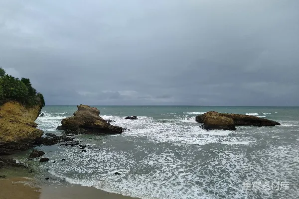 高清摄影 一个有岩石和海水的海滩