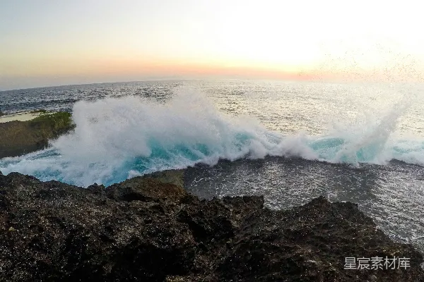 高清摄影 白天，海浪拍打着黑色岩石形成的地貌。