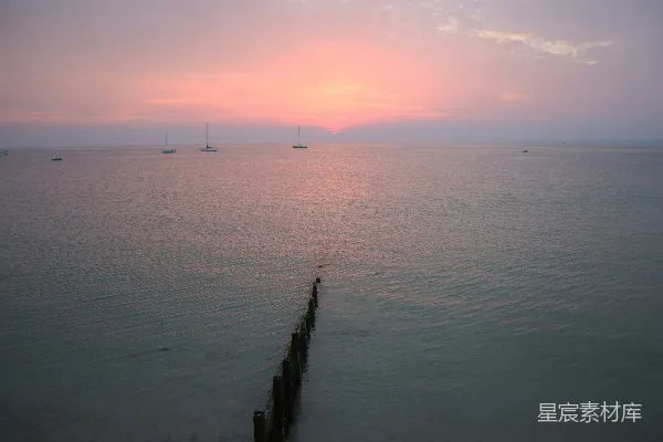 高清摄影 海面上的棕色木制码头在夕阳下