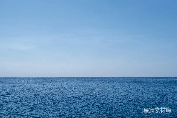 高清摄影 蓝天下的蓝色海洋在白天。
