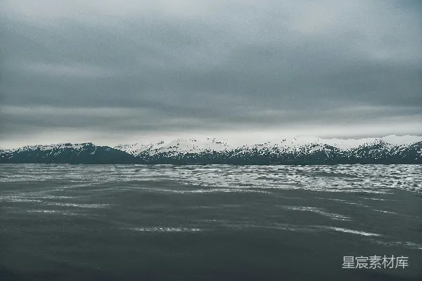高清摄影 一片被雪山覆盖的水域
